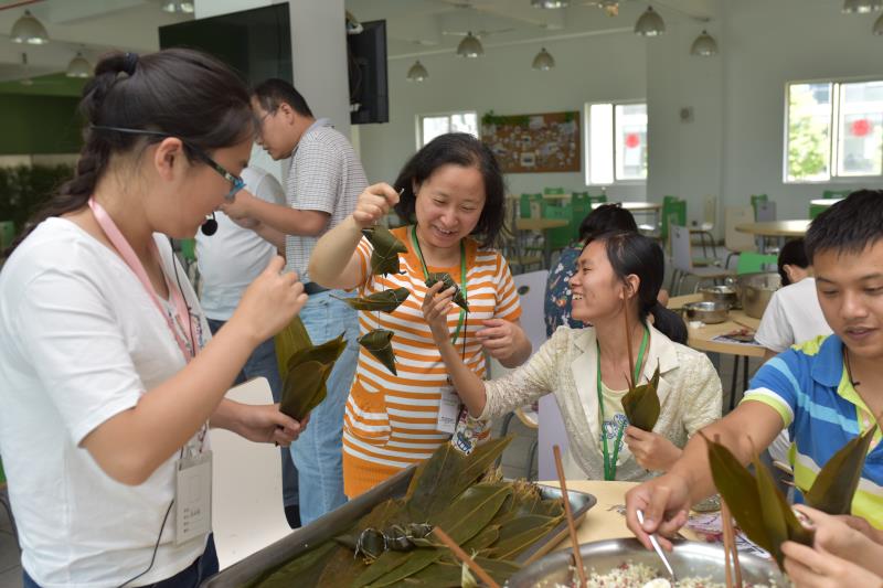 凯时官网平台生物开展“端午佳节，欢乐包棕子”活动